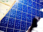 买通女室友浴室偷放摄像头偷窥两个妹子一边聊天一边洗白白