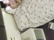 旅馆服务员躲在透气窗上偷窥开房的情侣啪啪