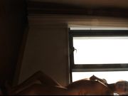 对着镜头搔首弄姿阴部被摄影师各种搞黑毛木耳