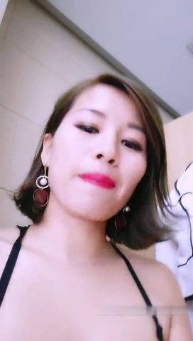 户外逛商场和狼友唠嗑到了商场厕所直接脱光自慰很大胆