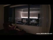 高级酒店把性感模特按在窗边啪啪，一边欣赏风景一边干极品美女