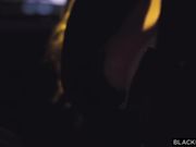 皮肤白皙美乳金发妹大黑吊后入抽插这黑人不是很暴力