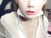 网红脸苗条嫩妹穿透视装开播按摩棒插穴自慰。