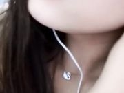 深喉口交样子非常骚，被猛男后入抱起来干，自己还拿道具插