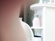 发骚勾引狼友，手指插进骚逼抽插水声哗哗响