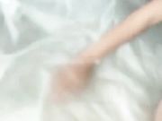 一年轻嫩妹和2男下车方便时看见有间简陋棚,寻求刺激在里面把美女轮