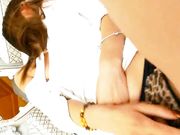 酒店高级套房色诱年轻服务员,解开裤子就吃鸡巴爽的让你无法反抗