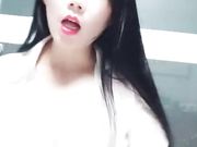 办公室比较凉快露脸激情啪啪，小骚逼性感黑丝高跟诱惑，办公桌上给我口