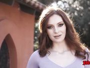 性感的红发女郎在沙发上潮喷