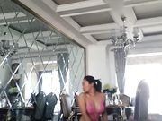 富婆穿高叉泳衣与健身教练激情啪啪