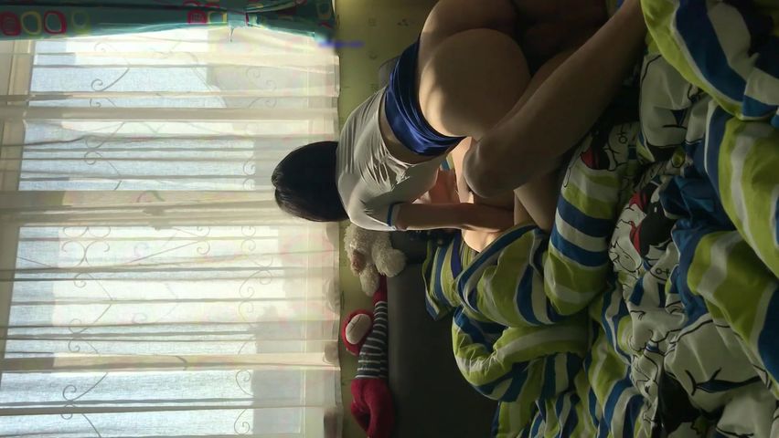 美女背着闺蜜勾引他男友,这姿色就算不勾引有机会男的也会干她!