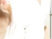 到洗手间啪啪,干的美女淫叫不止说：你快点.男说：小声点,旁边有人