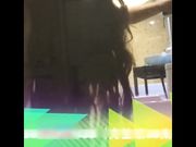 成都某大屌健身教练约长发妹开房浴室打炮