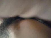 借着酒劲在客厅沙发上强行干她,开始挣扎反抗,操爽了