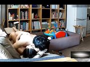 家庭網酪攝像頭破解TP身材保持的不錯的少婦貌似剛生完孩子不久在沙發上啪啪