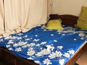 留学生小伙和宿管阿姨坐在床边上唠嗑情到浓时就脱光了