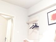 与三位妹子啪啪啪调教的都很乖小伙打炮很生猛搞的妹子大叫边干还语言挑逗