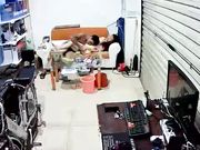 拉上卷帘门就开始乱搞的被偷拍的夫妻