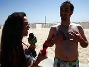 、主持人户外搭讪美眉完成搞笑淫荡任务猛男机车上大战混血妹子