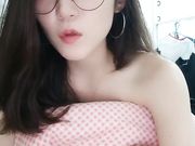 高颜值眼镜御姐扭动小腰非常诱人 白皙皮肤道具长吊抽插自慰毛毛比较浓密