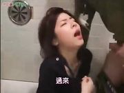 助理小妹在厕所里被前辈硬上