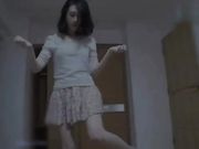 超漂亮性感的白嫩气质小少妇脱掉内裤在客厅地上被爆操内射.