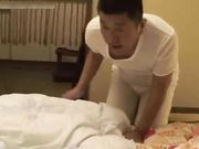 剧情演绎老爸强奸了熟睡的姐妹俩