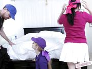 恶魔般的爸爸交换他们的性感女儿