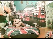 精品特色酒店英国伦敦主题套房偷拍床上搞得还不过瘾来到镜头前的椅子上草