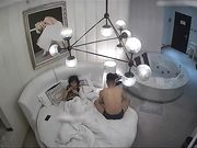 周末休息大学生情侣校外开房外表清纯眼镜妹很有江湖经验与男友探讨说这屋子里真的没有监控嘛那个是啥对白清晰