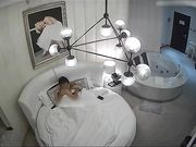 周末休息大学生情侣校外开房外表清纯眼镜妹很有江湖经验与男友探讨说这屋子里真的没有监控嘛那个是啥对白清晰