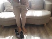 有钱老总带贴身秘书出差谈完公事之后开房啪啪秘书美乳美臀非常骚卫生间操到沙发再操到床上对白淫荡