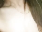 粉嫩嫩的美女主播双跳蛋玩自己的粉嫩小穴，阴毛稀疏很性感，淫语挑逗