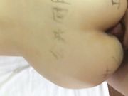 胸大腰细的清纯白嫩大学美女被土豪干爹尽情蹂躏爆操,丰满无毛的小鲍鱼被内射的满满的,