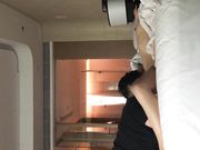 老同学聚会吃饭灌醉前年死了老公的气质短发小寡妇酒店开房熟睡中把她舔醒一块爽