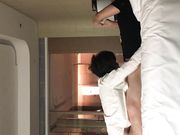 老同学聚会吃饭灌醉前年死了老公的气质短发小寡妇酒店开房熟睡中把她舔醒一块爽