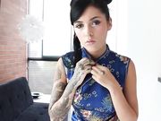 花臂纹身巨乳妹子旗袍诱惑沙发上道具自慰逼逼无毛还挺嫩