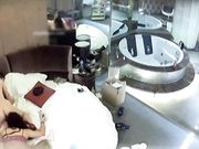 玩3P缺个女伴用充气娃娃代替