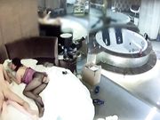 玩3P缺个女伴用充气娃娃代替