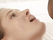 颜值很漂亮的温柔美女丝袜睡衣挡不住一看就鸡动想操.