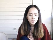 大白天在阳台被正和朋友视频的男友脱掉内裤边操边和朋友语音