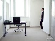 办公室新来的美乳女秘书太骚了 一个口哨就能勾过来