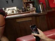 性感的吧台小姐让我给拍照，拍完了狠狠操