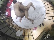 一对年轻情侣在笼子里啪啪