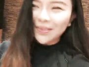 和闺蜜到理发店做造型时故意掀开裙子勾引理发师