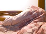 穿着屁股上破洞牛仔裤的骚女