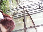 和漂亮空姐制服美女大白天在绿化带广告牌后面啪啪