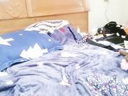 白嫩性感小美女和表哥一起外地打工,下班时间兼职直播