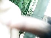 饥渴村妇和小伙在家里后面的竹林里直播偷情