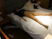 美女晚上和朋友撸串喝多后被带到酒店撕破丝袜狠狠抽插